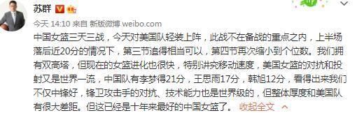 从剧照上看，汉克斯的这一身行头，完美复刻了影片的原型人物弗雷德;罗杰斯